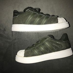 Adidas Originals Infant Superstar sneakers size 6.